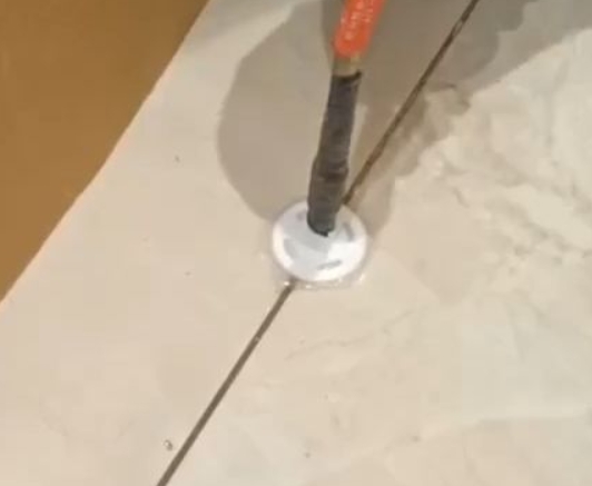 公主岭瓷砖空鼓维修公司专业解答瓷砖在铺贴过程中，如果没有涂抹均匀到位的粘结材料（如水泥砂浆或瓷砖胶），可能会导致以下问题